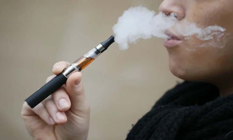 How does a rechargeable disposable vape differ from standard disposables?